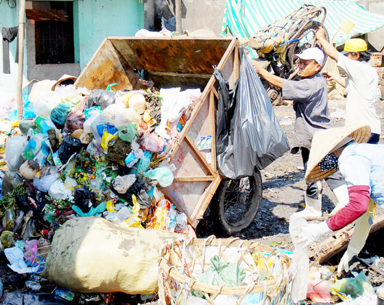 Garbage collection in Pham Van Xao street, Tan Phu district, HCMC.JPG