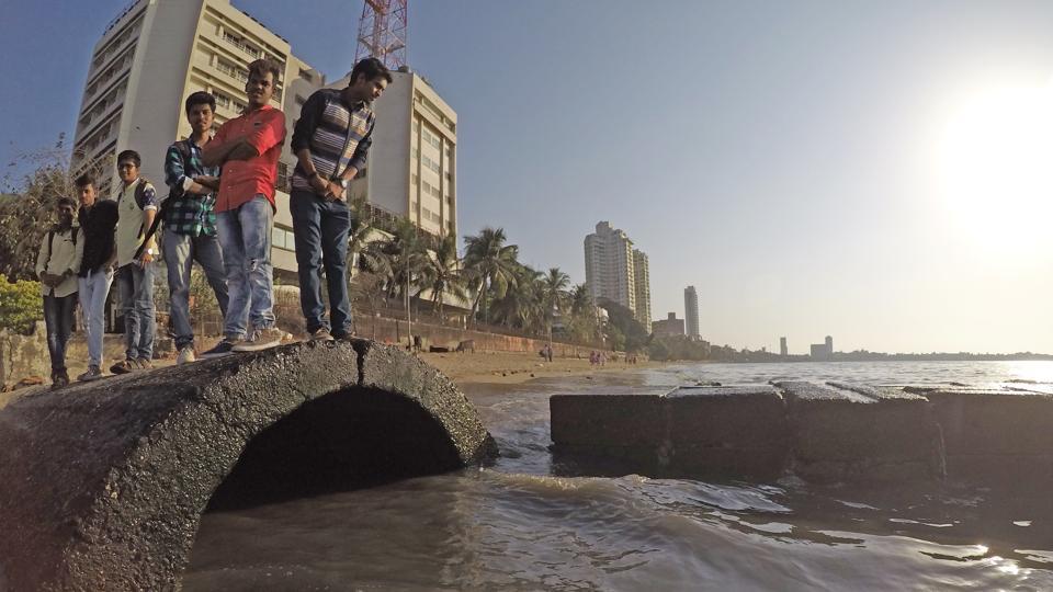 1705191495174550898510.jpg The BMC decided to build 7 STPs after state pollution control board drew flak for disposing sewage in to the Arabian Sea.(HT FILE).JPG